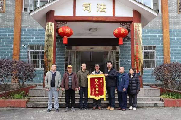 2026年1月维权当事人送来锦旗表示感谢_爱奇艺